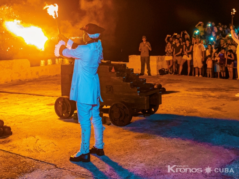 The cannon shot ceremony in the San Carlos de la Cabaña fortress, Old Havana. “Havana Premium” Tour - Excursión “Habana Premium”