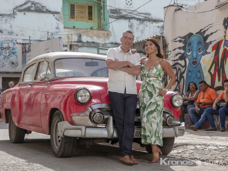 City tour in classic cars along the main streets and avenues in Havana - City Tour in Classic Cars (Roof top)