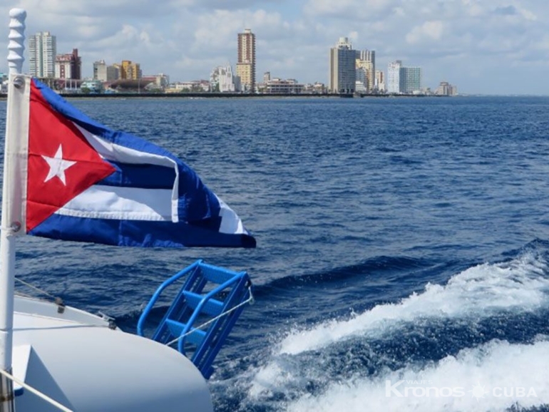 Boat Tour around Havana´s Coastline - "Paseo en barco por la costa de La Habana"