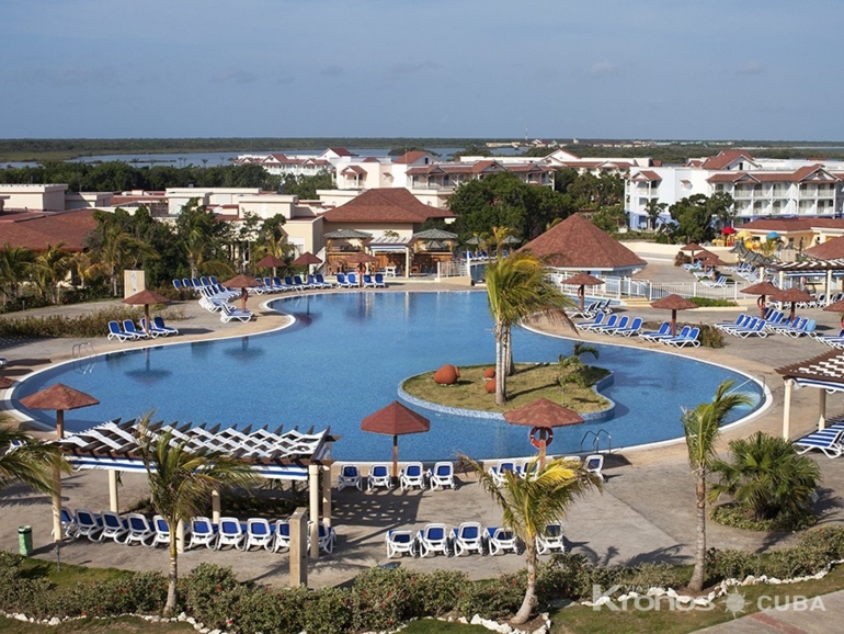 Panoramic pool view - Memories Flamenco Beach Resort Hotel