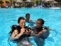 Scuba diving introductory lesson at the pool