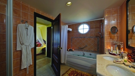 ROYAL SERVICE Suite Room