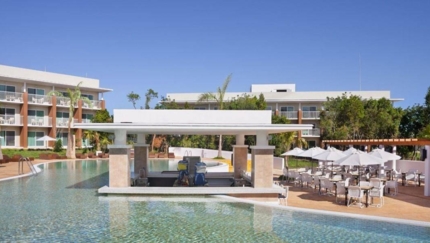 Aqua Bar (Swim-Up Bar)