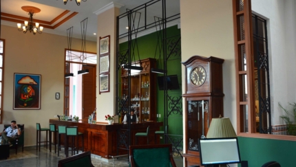 Los Portales Lobby Bar