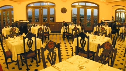 A la carte international restaurant