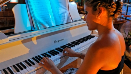PIANO BAR