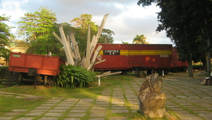 Santa Clara city armored train monument, PASSION FOR A FASCINANTING ISLAND Group Tour