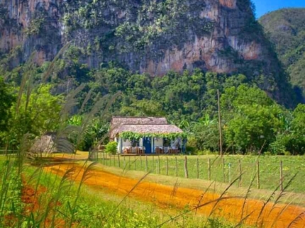 “Ride to Soroa -Viñales in Old Fashion American Classic Cars” Tour-