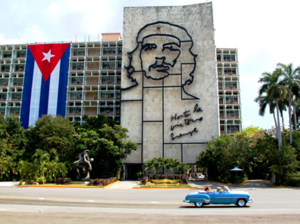 Revolution square, Jeep "Overnight Viñales Havana"