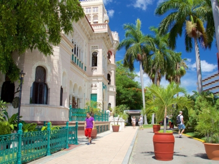 “Ride to Cienfuegos in Old Fashion American Classic Cars” Tour-