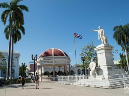 “Ride to Cienfuegos in Old Fashion American Classic Cars” Tour